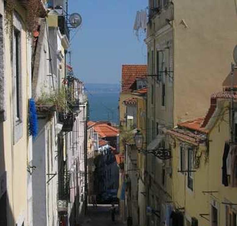 New House Design, Typical Lisbon Apartment Room photo